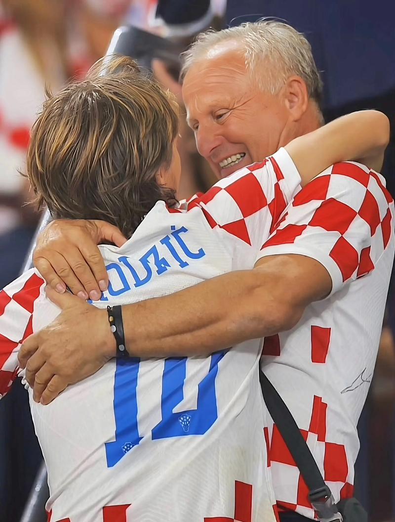 关键三分收比赛！吴前出战35分钟 三分6中3拿到13分3板8助2断