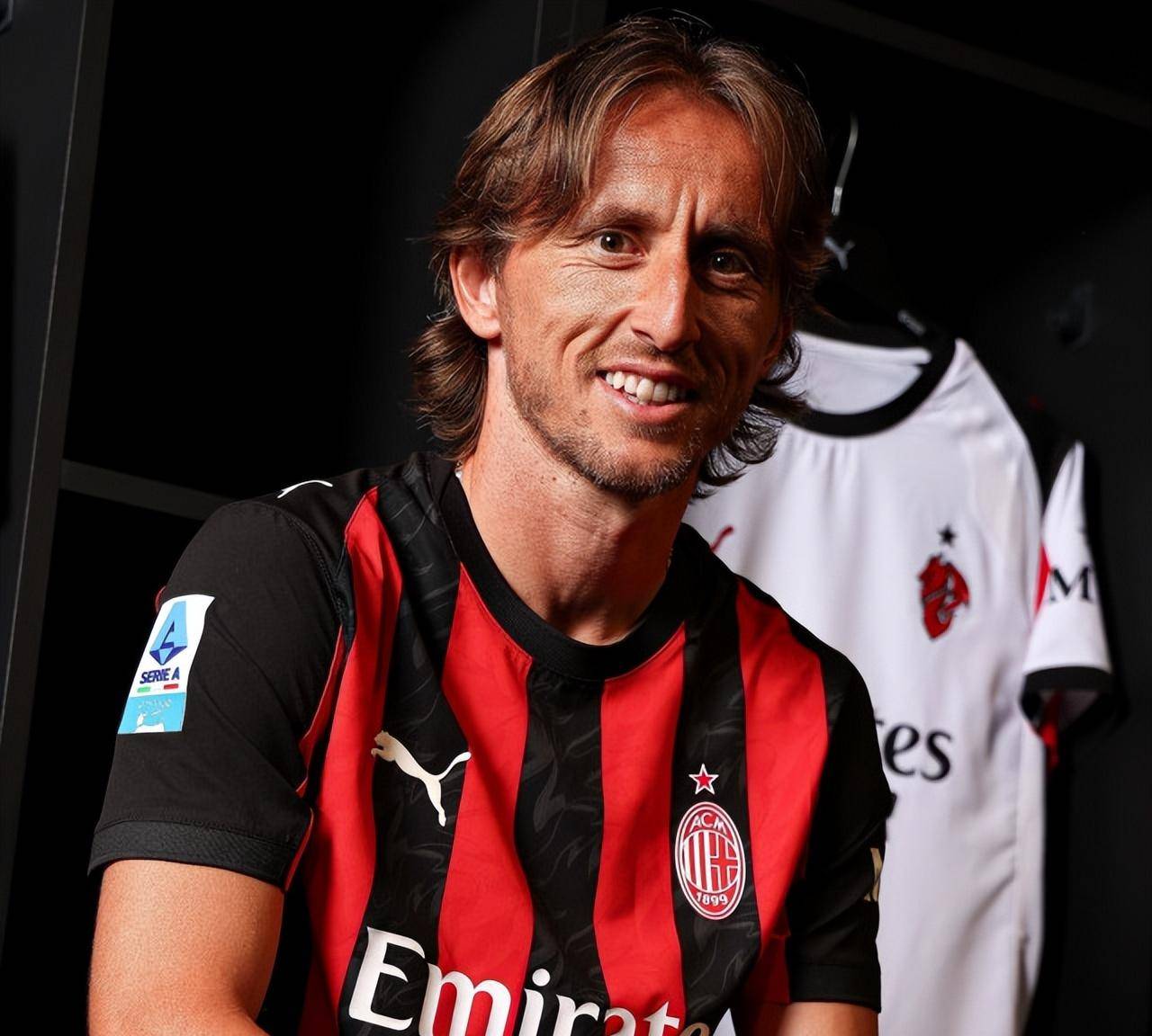 劳塔罗进球后比出A字，把进球献给受伤的前队友阿什拉夫