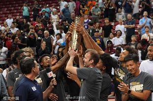 詹姆斯高空接力扣篮，点燃全场