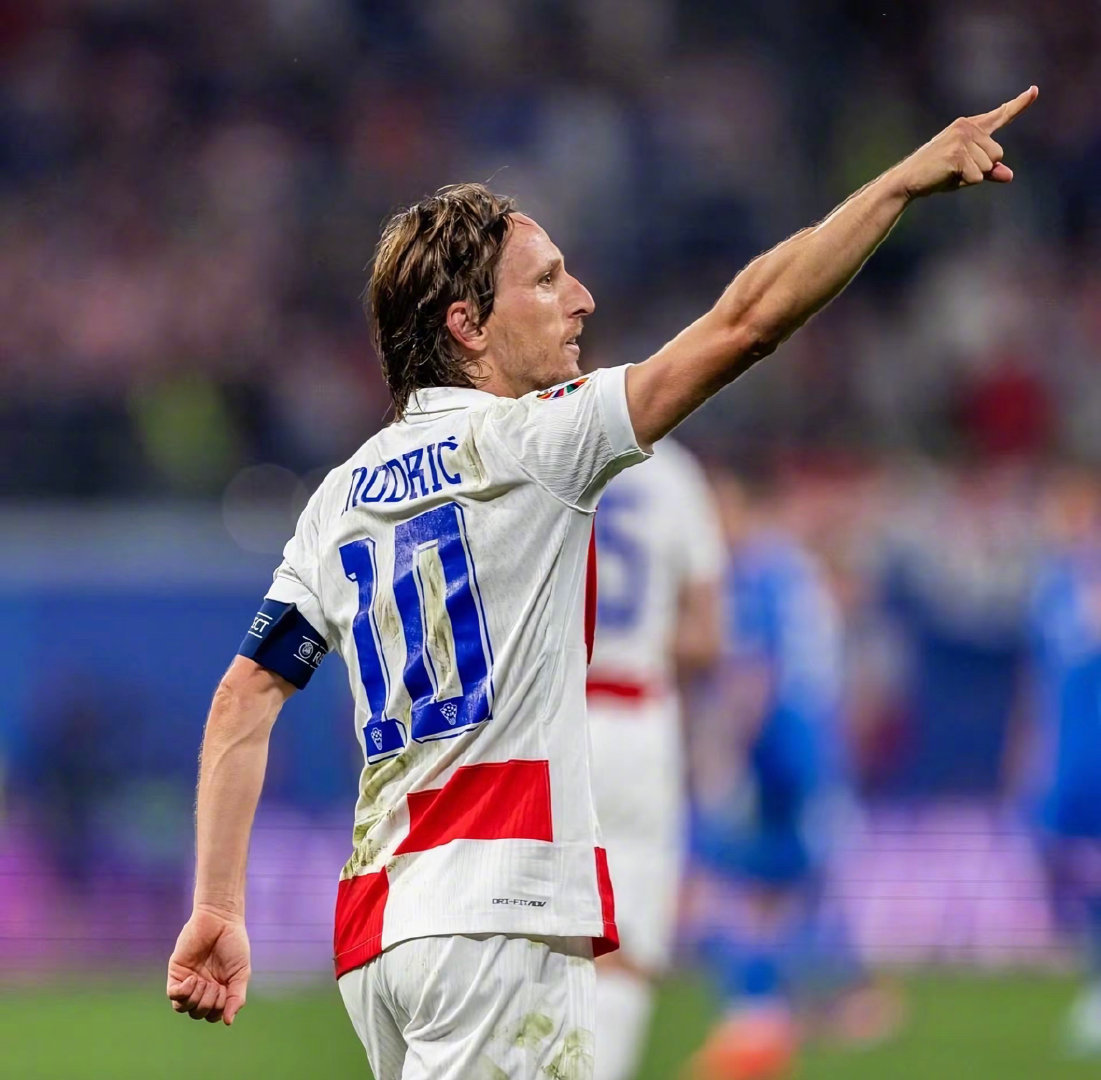 宝刀未老！53岁齐达内再现马赛回旋，戏耍大美女后轻盈破门