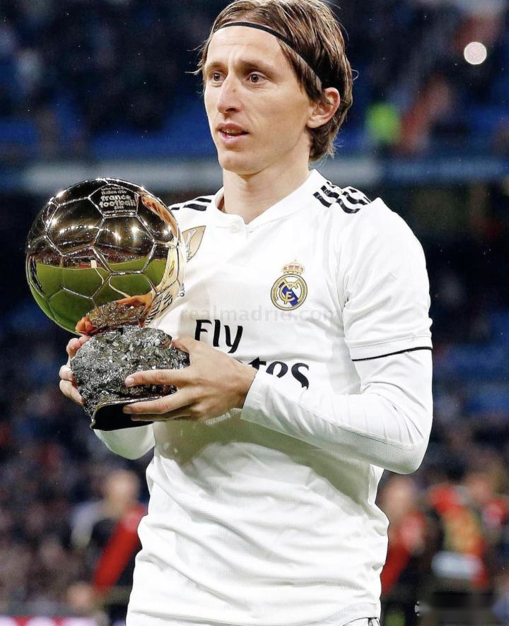 组图：CBA俱乐部杯广厦击败天津 塔克飞身暴扣