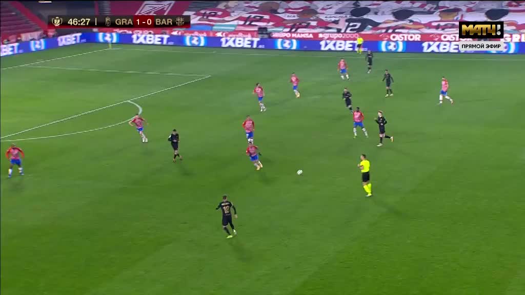 伊涅斯塔造访巴萨基地，与佩德里、费尔明、亚马尔合影